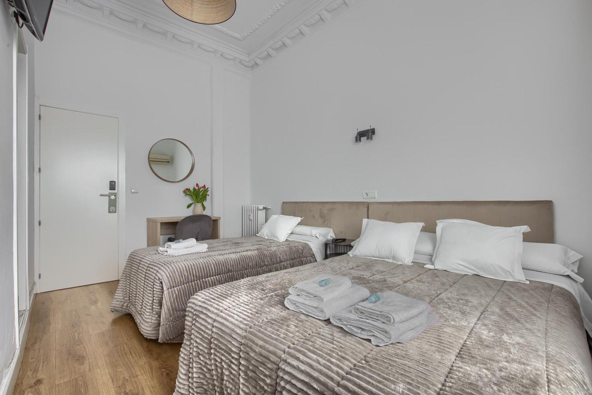Hostal Besaya Madrid Buitenkant foto