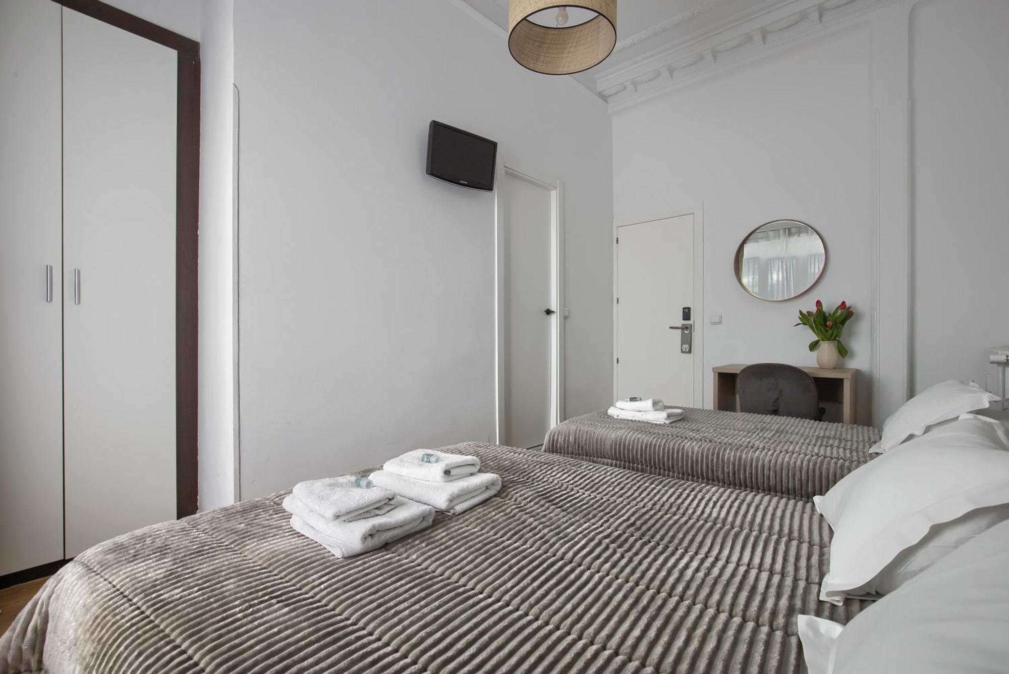 Hostal Besaya Madrid Buitenkant foto