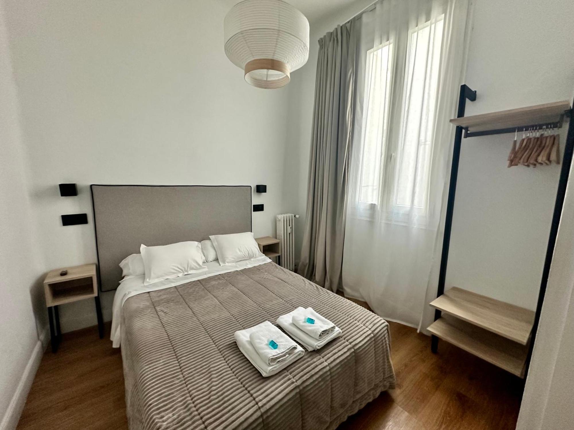 Hostal Besaya Madrid Buitenkant foto
