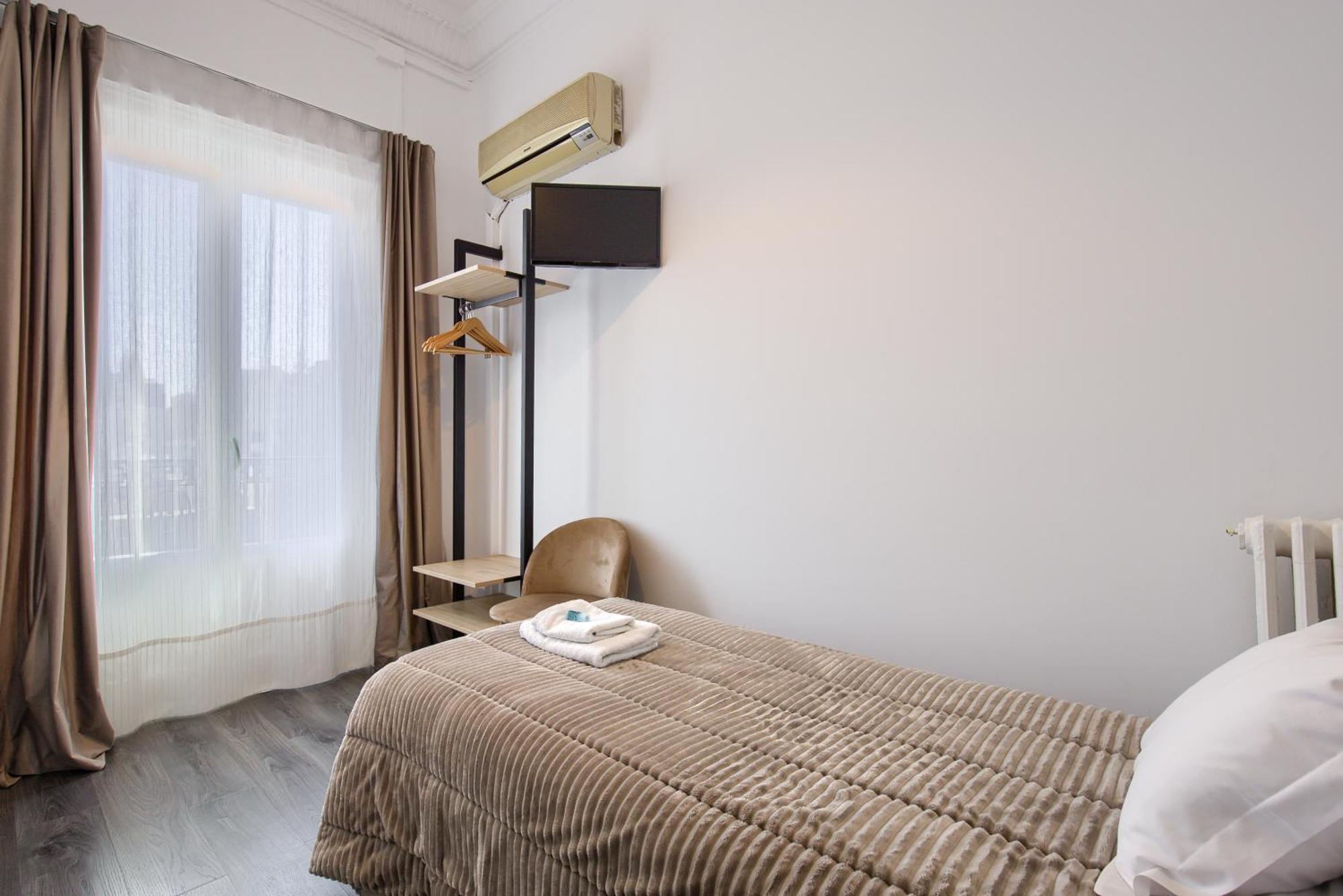 Hostal Besaya Madrid Buitenkant foto