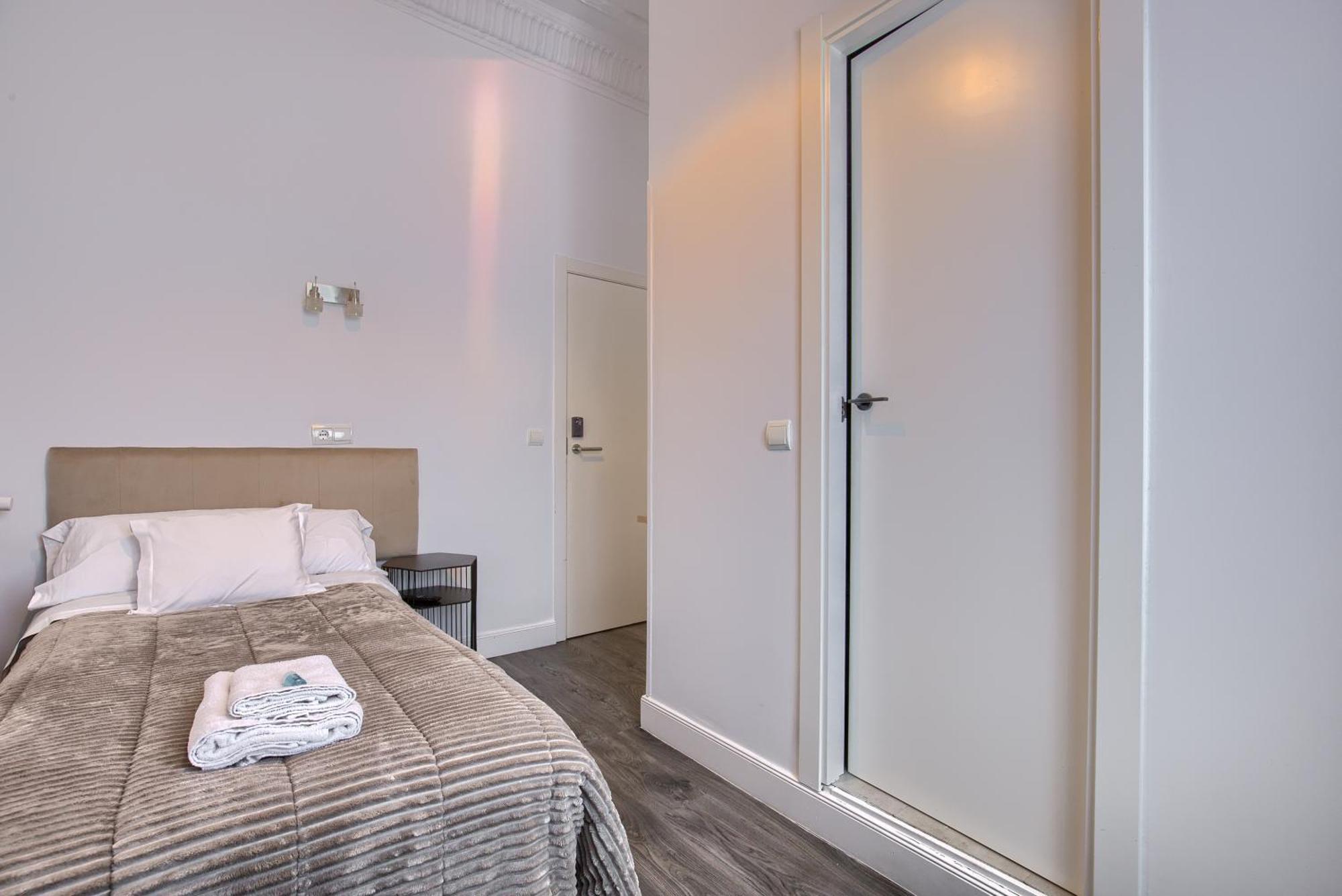 Hostal Besaya Madrid Buitenkant foto