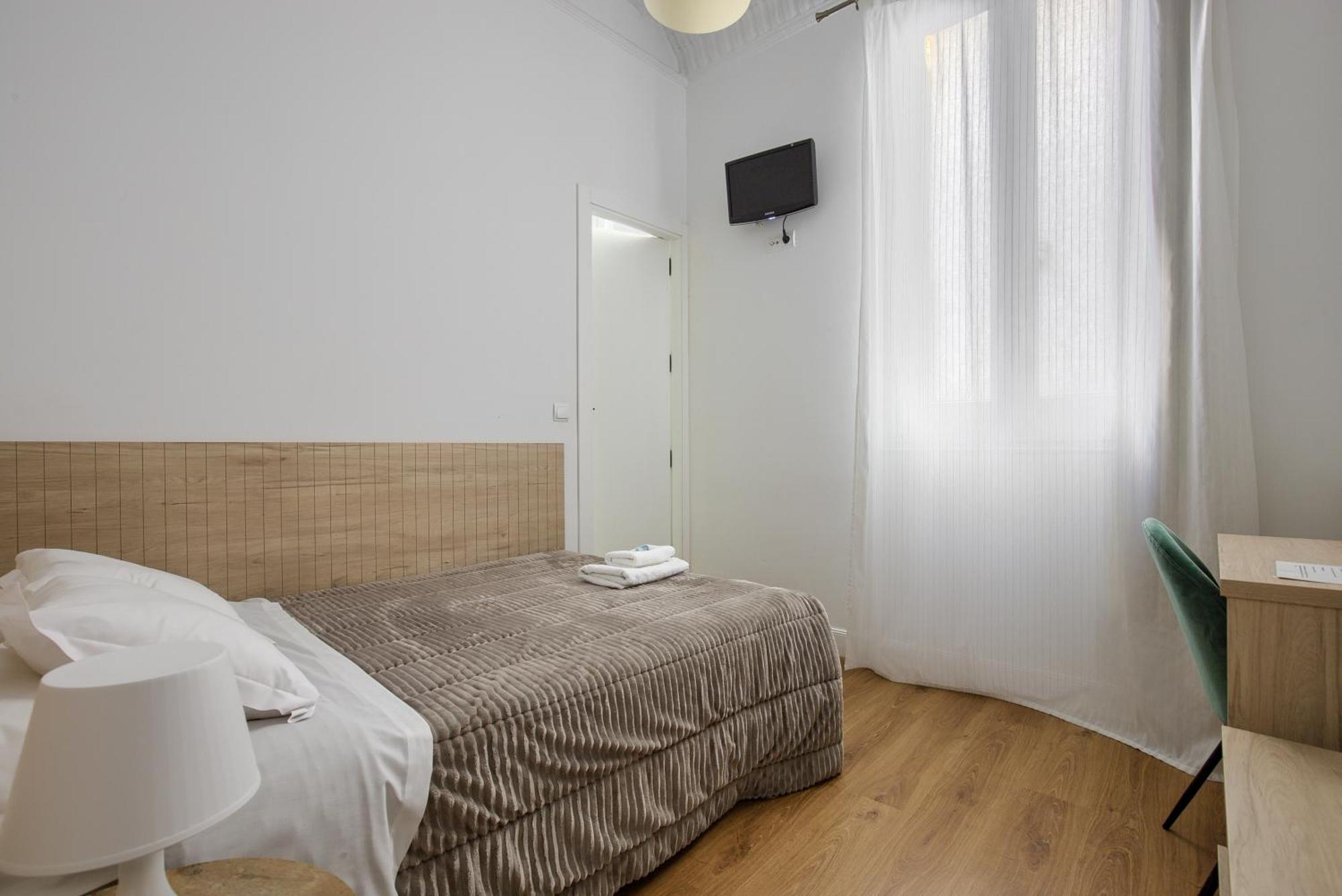 Hostal Besaya Madrid Buitenkant foto