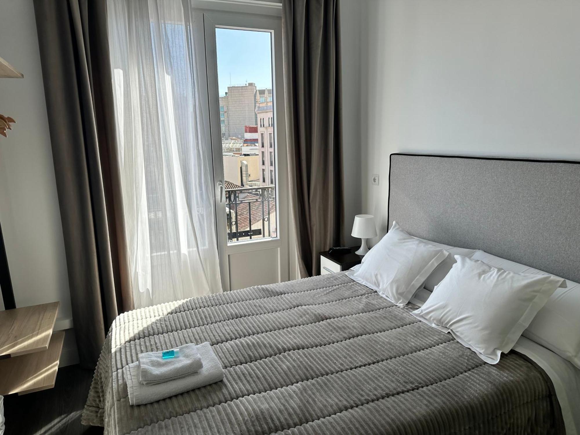Hostal Besaya Madrid Buitenkant foto
