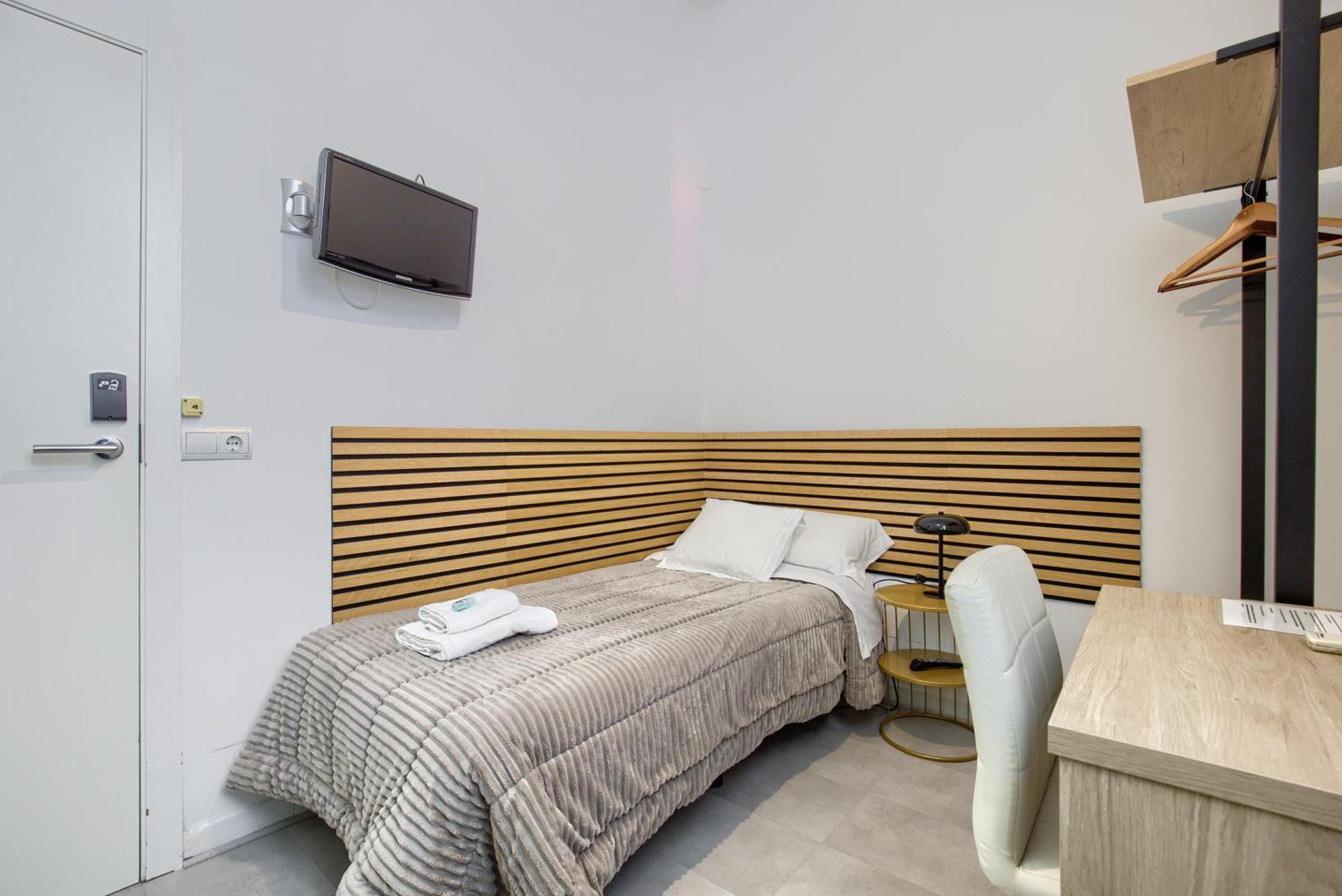 Hostal Besaya Madrid Buitenkant foto
