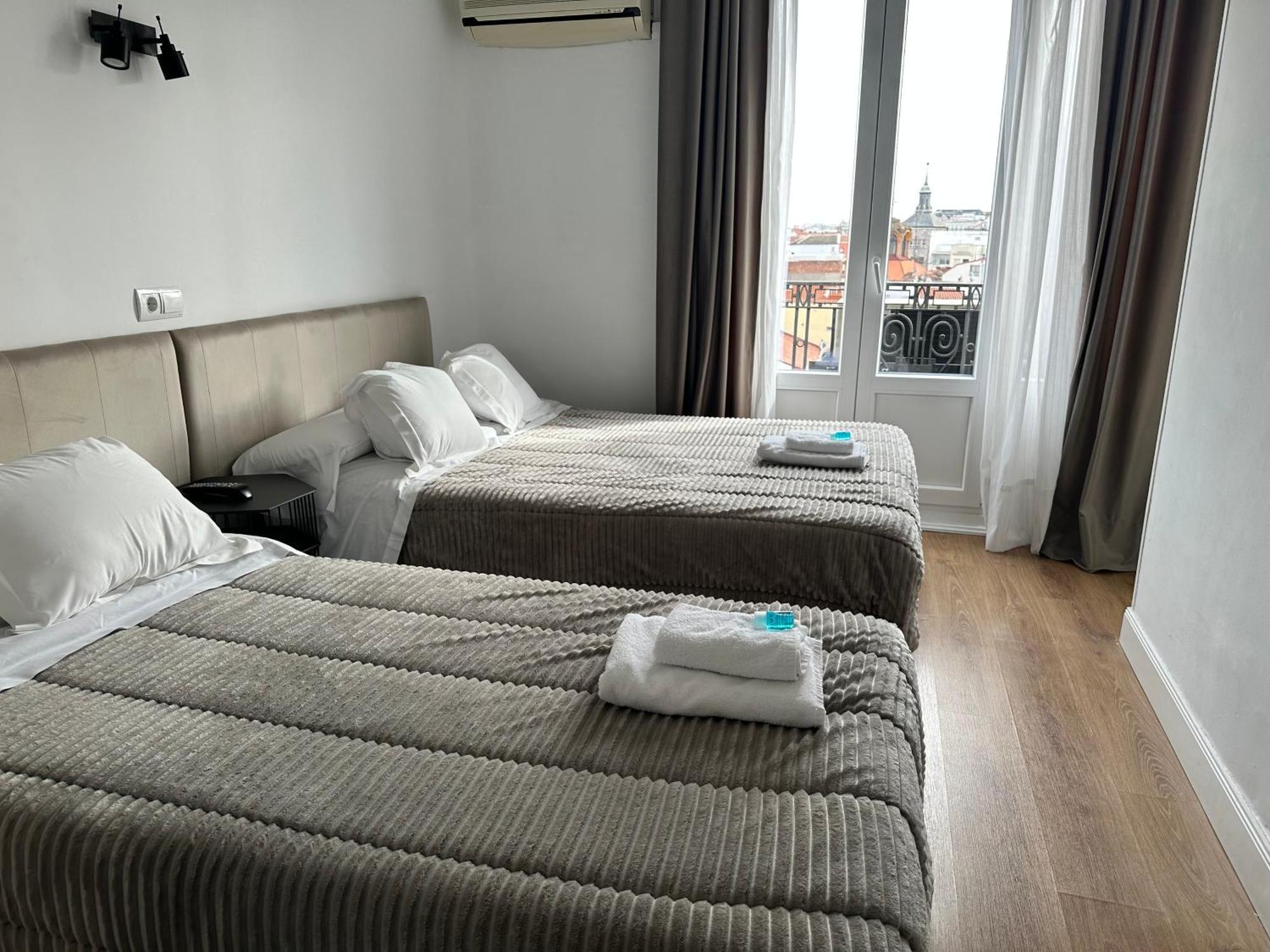 Hostal Besaya Madrid Buitenkant foto