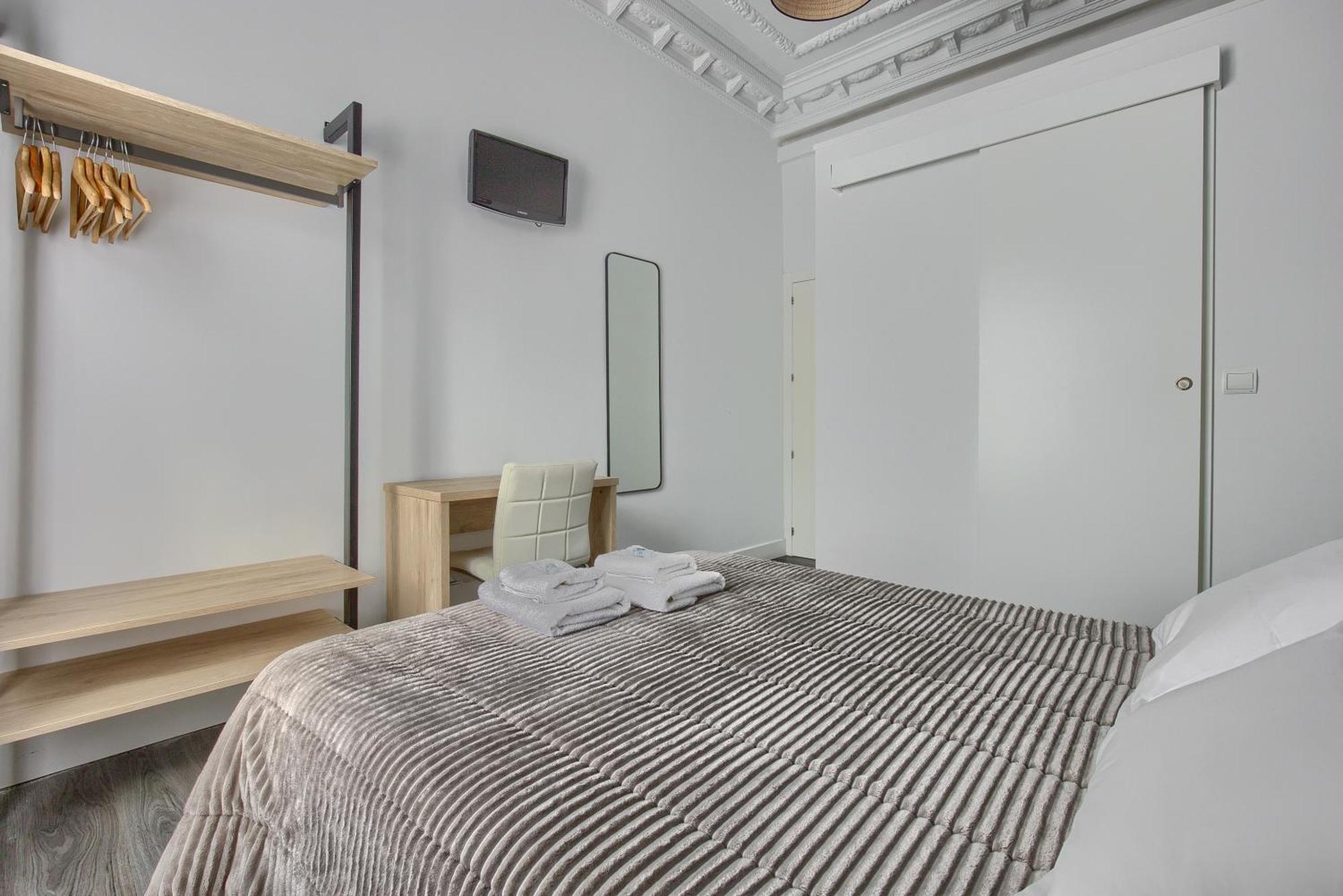 Hostal Besaya Madrid Buitenkant foto