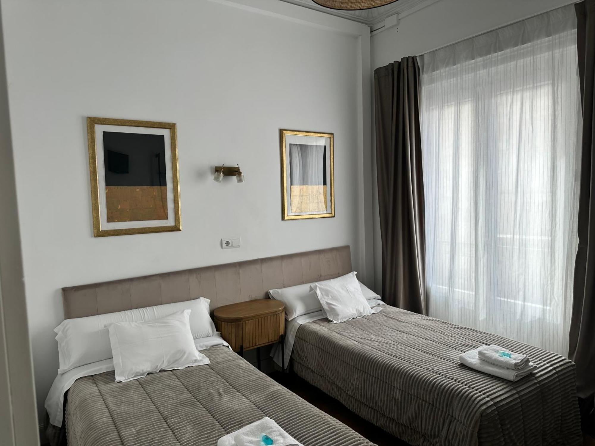 Hostal Besaya Madrid Buitenkant foto