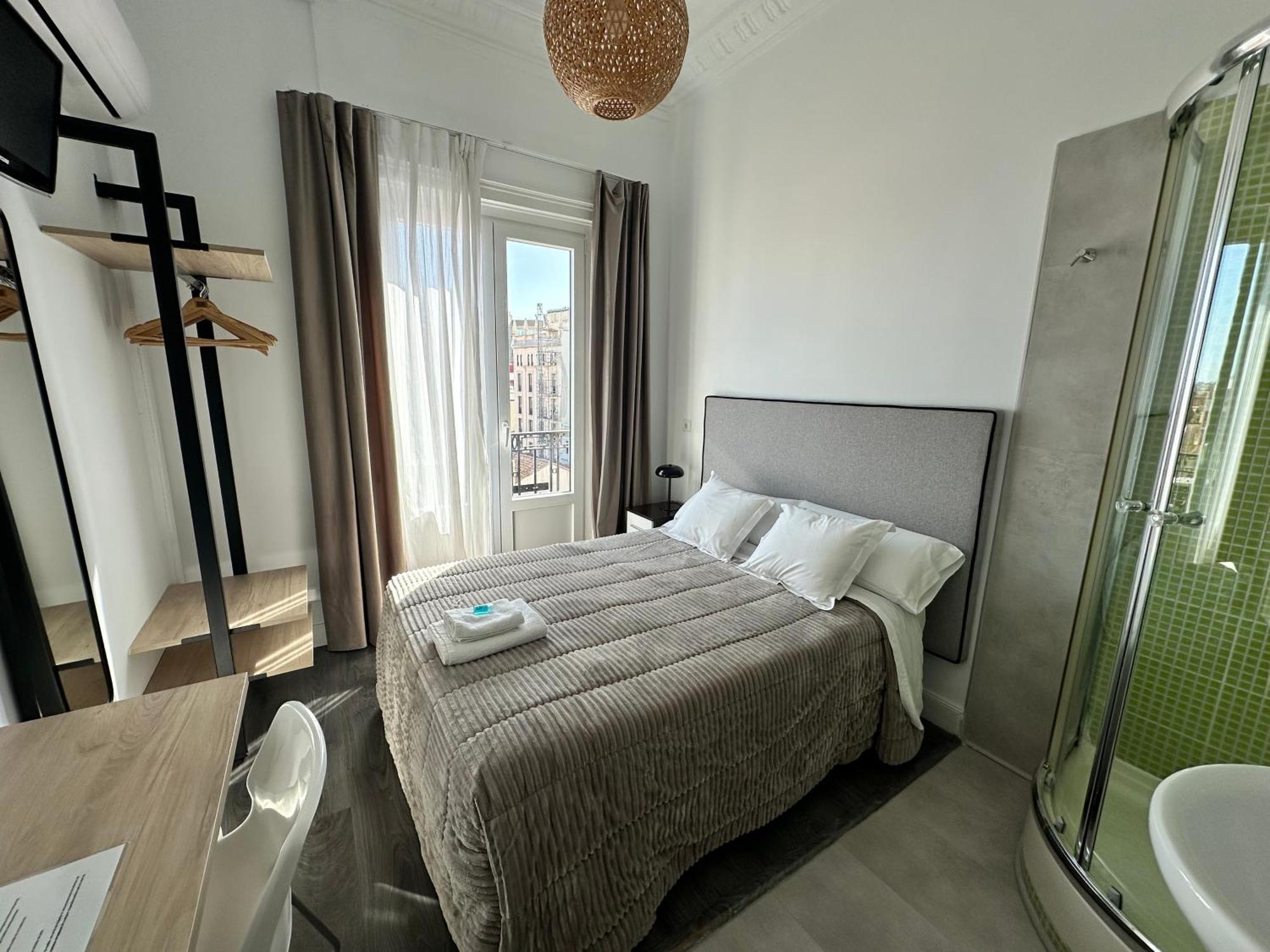 Hostal Besaya Madrid Buitenkant foto