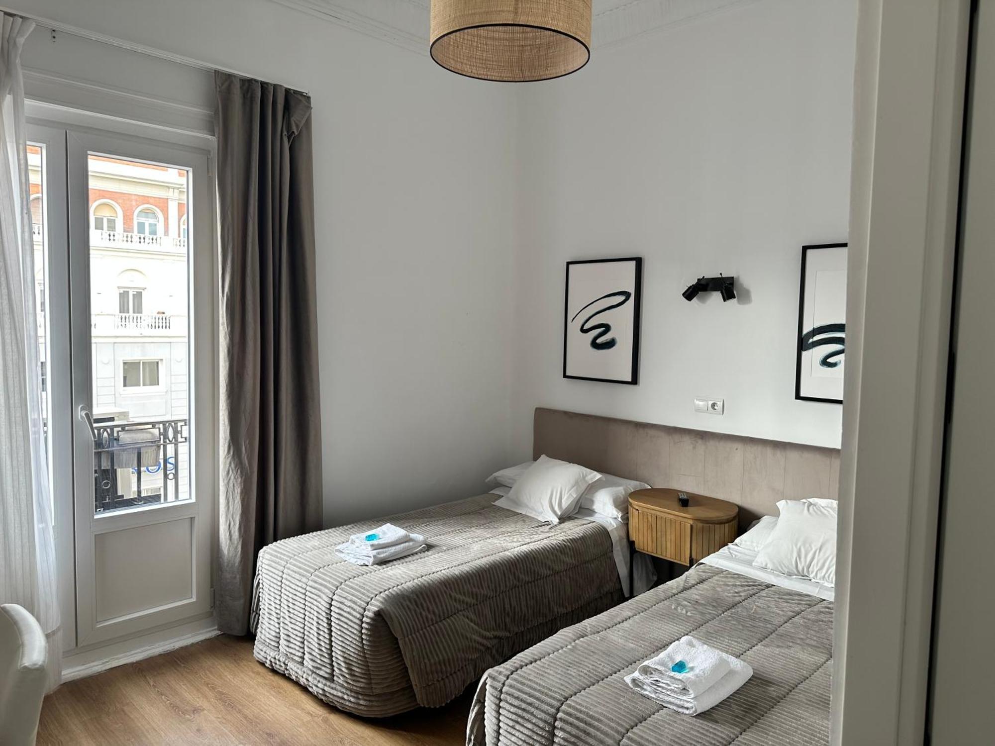 Hostal Besaya Madrid Buitenkant foto