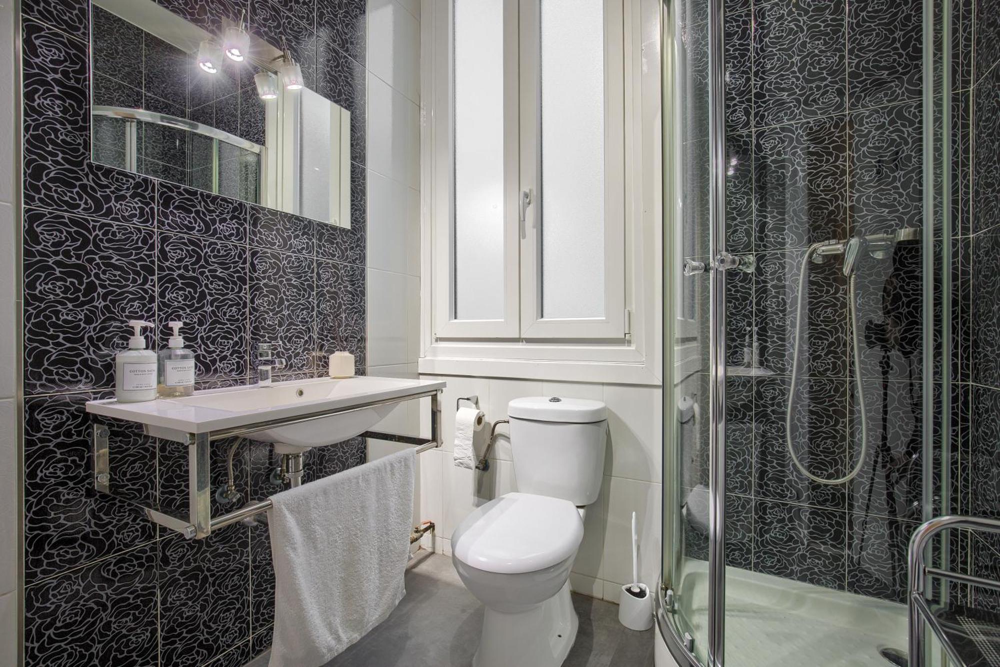 Hostal Besaya Madrid Buitenkant foto