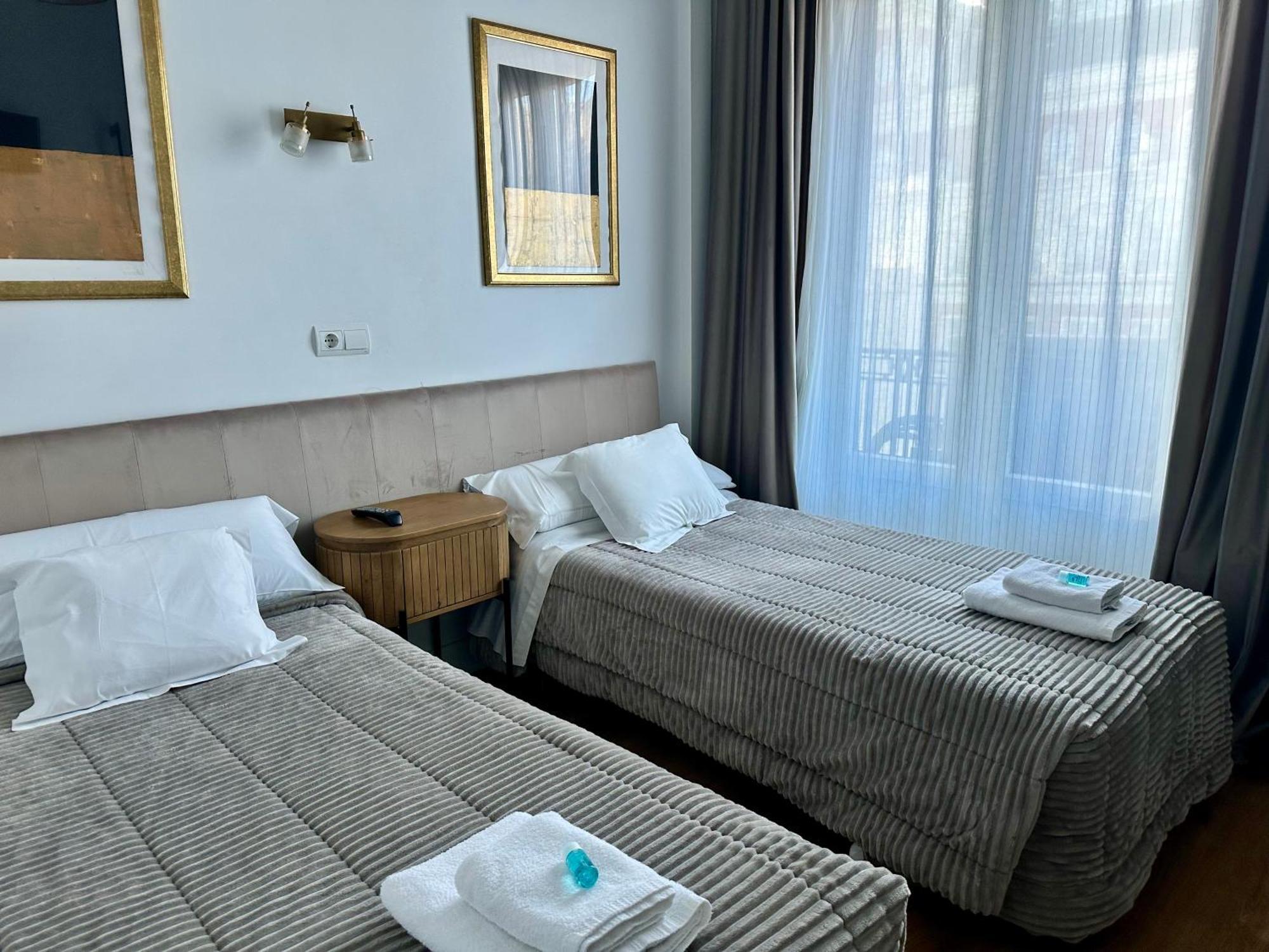 Hostal Besaya Madrid Buitenkant foto