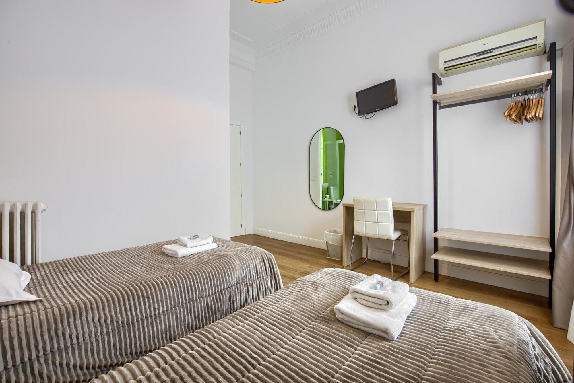 Hostal Besaya Madrid Buitenkant foto