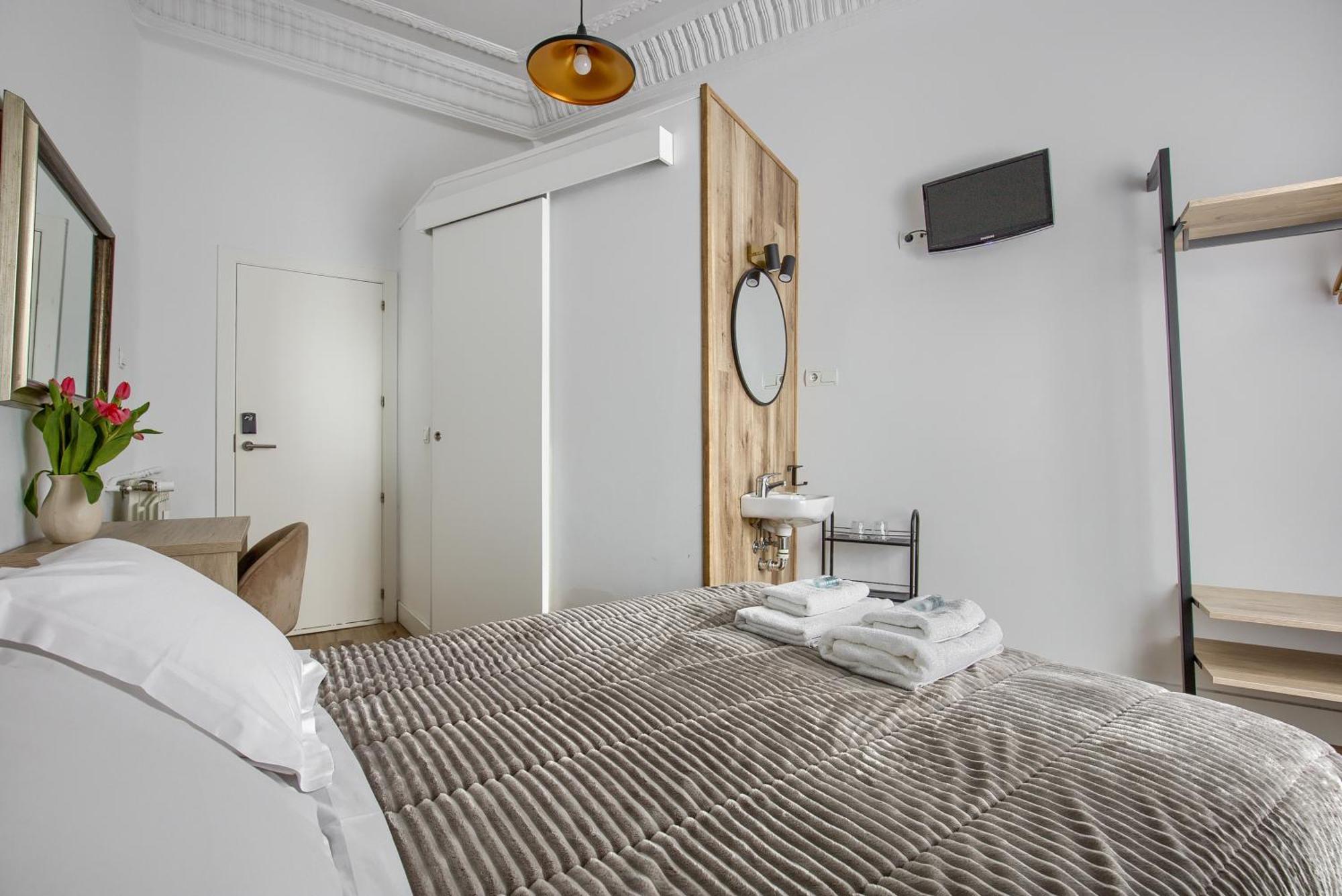 Hostal Besaya Madrid Buitenkant foto
