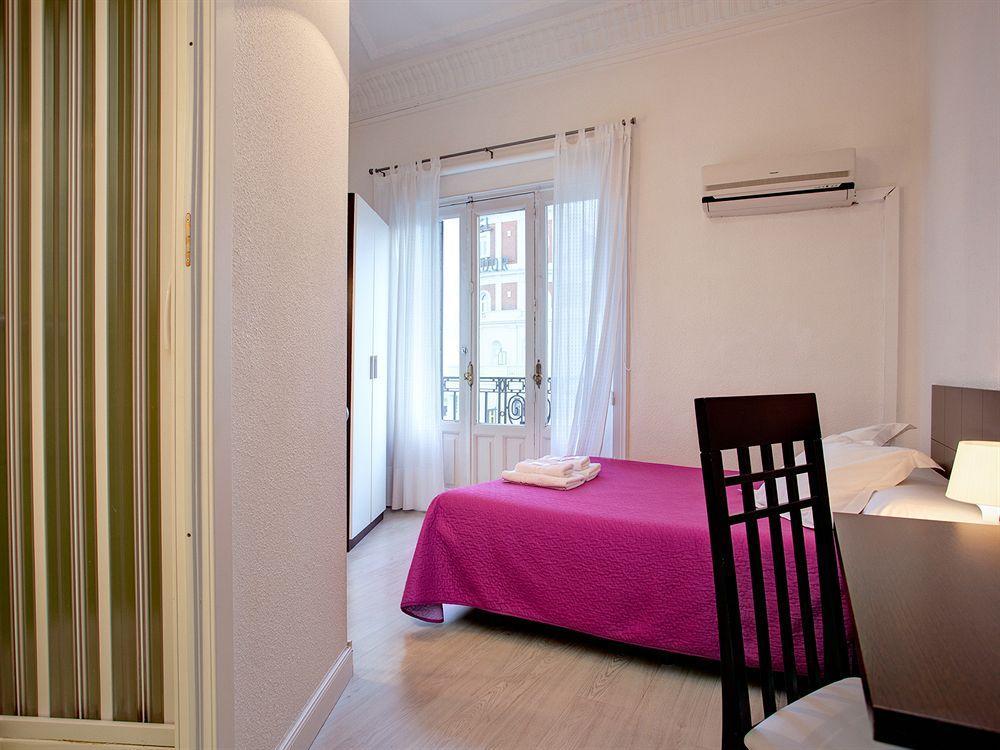 Hostal Besaya Madrid Buitenkant foto